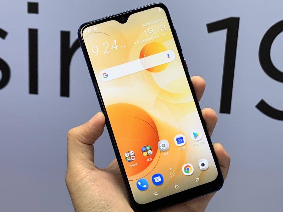 Desire 19+ 採用了 HTC 首次的水滴式劉海外觀,其下邊框則比較厚(圖/記者黃敬淳攝)