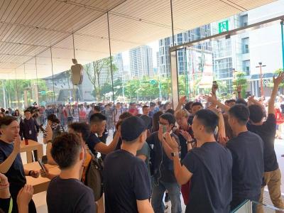 蘋果台北獨立旗艦店開幕,湧入千名果粉朝聖! 蘋果台北獨立旗艦店開幕,湧入千名果粉朝聖!