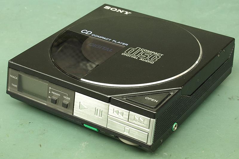 Sony 第一款 CD 隨身聽「Diskman D50」（圖片來源／擷取自維基百科）