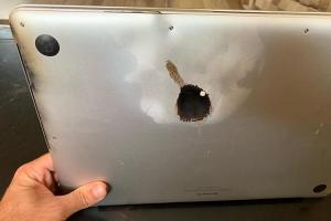 宣布召回之前就自燃!外國用戶傳出 MacBook Pro 電池爆炸案件 宣布召回之前就自燃!外國用戶傳出 MacBook Pro 電池爆炸案件