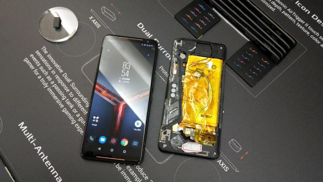 華碩旗艦電競機 ROG Phone 2代，內建6000mAh電池容量。(圖／記者劉惠琴攝）