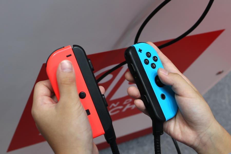 任天堂 Switch 遊戲主機的Joy-Con手把控制器，部分玩家們反映，搖桿游標會無故出現自動飄移的問題，導致遊戲無法順利遊玩。近日美國已有多位玩家們向任天堂提出集體訴訟。（圖／彭博）