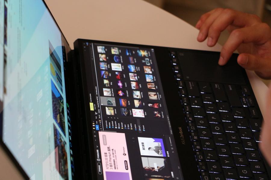 ZenBook Pro Duo 具有雙螢幕可擴充操作可能性。（圖／記者黃肇祥攝）