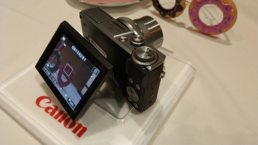 G7 X Mark II 的螢幕可以向上翻起,拍攝 VLOG、自拍都方便。(圖/記者黃肇祥攝)