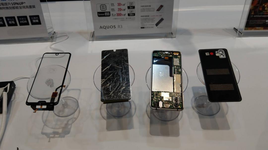 AQUOS R3 於機體結構也針對散熱進行優化,官方表示能夠降低表面溫度 5 度。 (圖/記者黃肇祥攝)