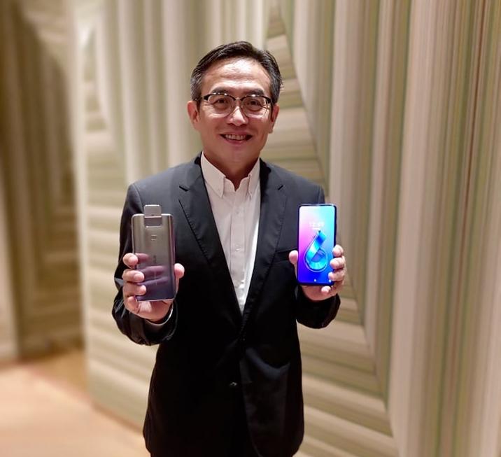 華碩 ZenFone 6 共推出漸層銀藍色、與黑色兩種機身顏色選擇。圖為華碩全球副總裁林宗樑。(圖/記者劉惠琴攝)