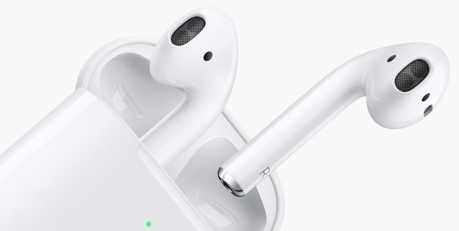 圖為蘋果於今年3月推出二代AirPods耳機可搭配無線充電盒使用,建議售價6,490元。(圖翻攝蘋果官網)