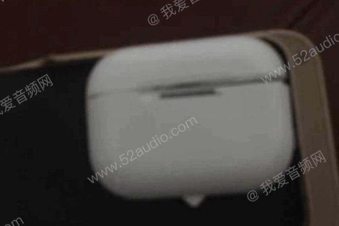 疑似第三代AirPods充電盒外觀諜照於網路曝光。(圖翻攝自Slash Leaks)