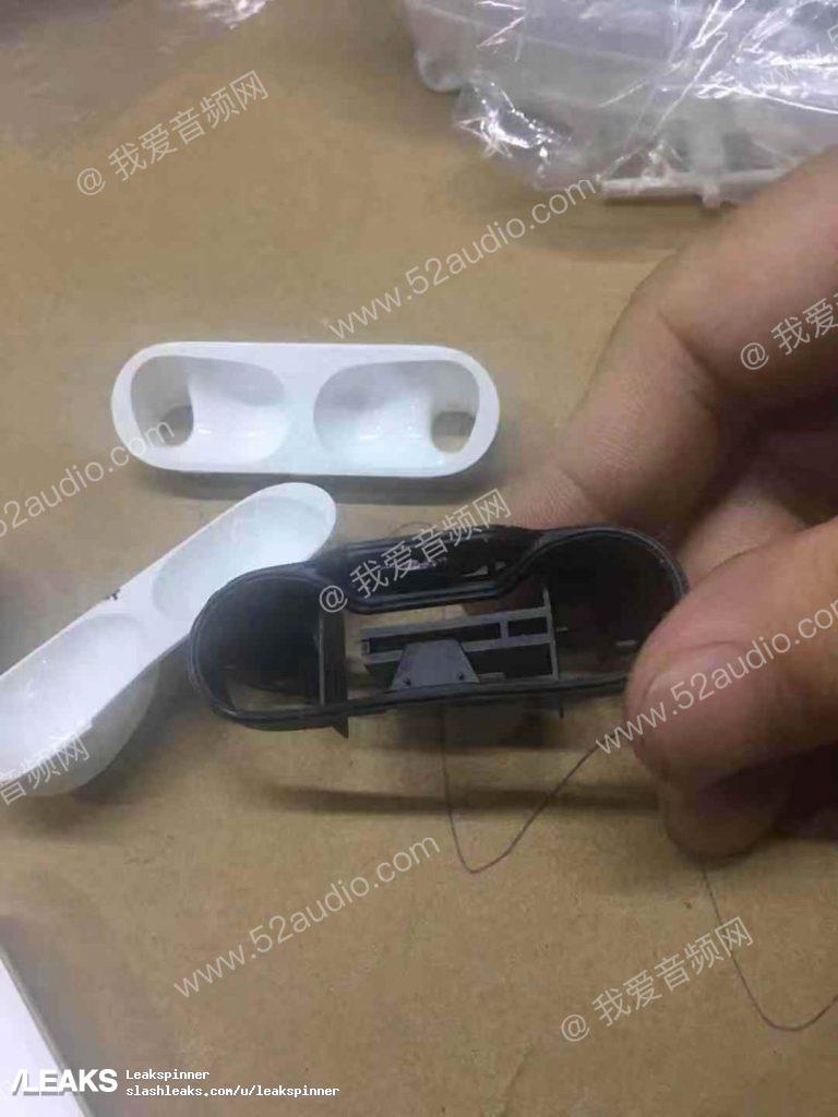 疑似第三代AirPods充電盒與耳機的外觀諜照,於網路曝光。(圖翻攝自Slash Leaks)