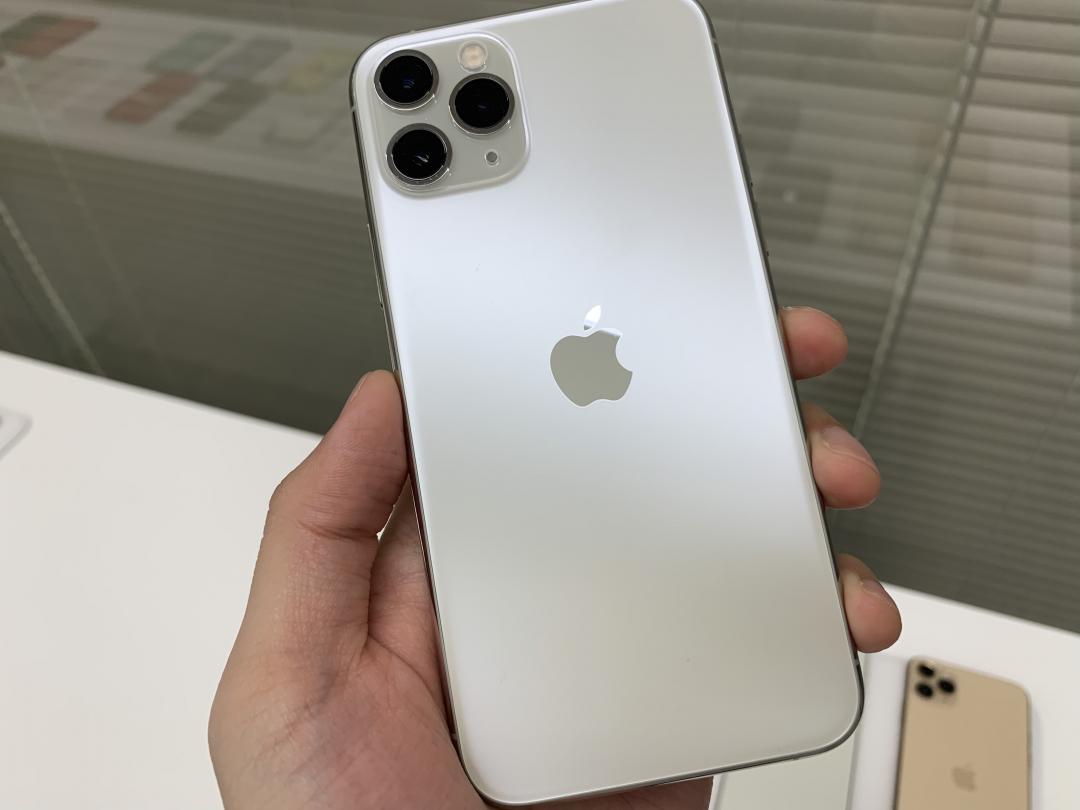 三鏡頭是這次 iPhone 11 Pro 的主要賣點。但特別的是在參訪中,蘋果除了略為強調 120 度廣角鏡帶來的多樣化拍攝方式,更多地是透露三鏡頭背後的演算法,以及如何讓規格不同的三顆鏡頭在獨立運作時,還能保持一致的色調與曝光設定。這表現在用戶在切換廣角、超廣角、望遠三枚鏡頭 時 ,除了視角不同,在曝光、細節和發色上,都能有近乎相同的效果(圖/記者黃敬淳攝)