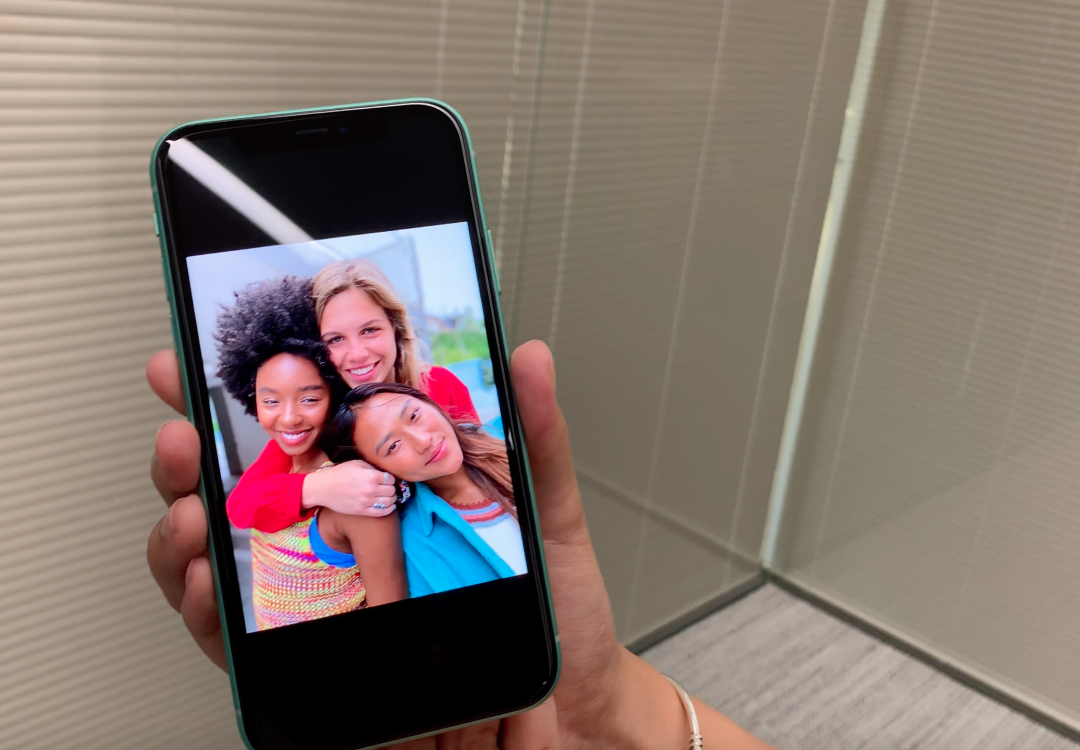 iPhone 11 上人像模式現已支援多人入鏡,或是寵物、其他獨立的物品(圖/記者黃敬淳攝)