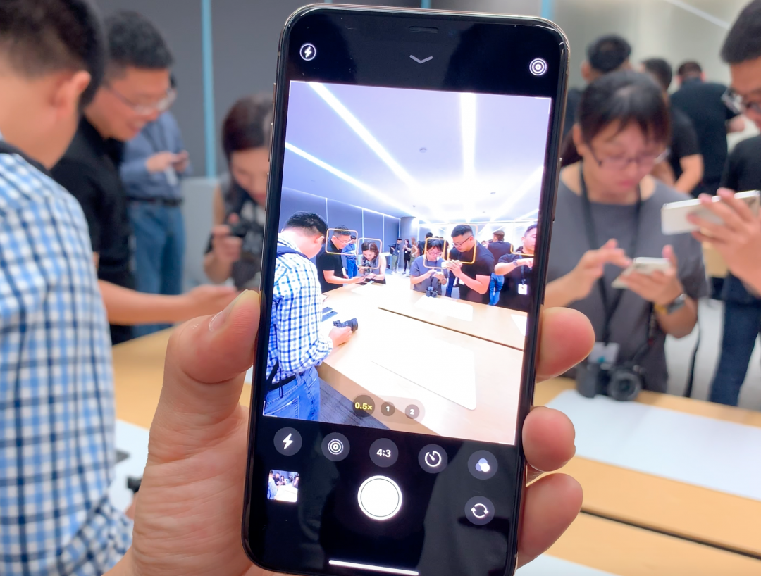 iPhone 11 的相機介面大幅改版(圖/記者黃敬淳攝)