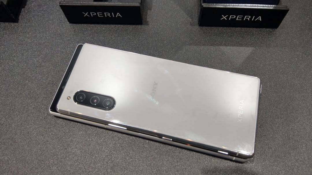 下方為 Xperia 1、上則為 Xperia 5,機身長度比對。(圖/記者黃肇祥攝)