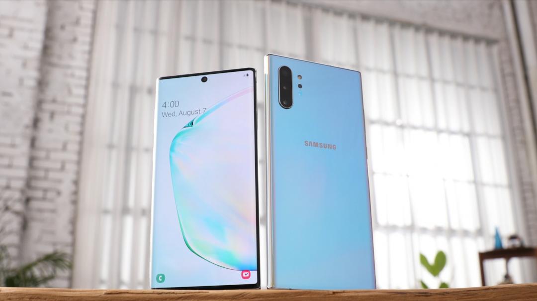三星推出Note 系列史上螢幕最大的 6.8吋 Note 10+,主相機搭載4鏡頭。(圖三星提供)