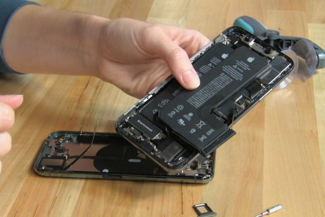國外拆解團隊iFixit發現，iPhone 11 Pro 內建電池下方設置有一塊新加入的零件板，推測可能與雙向無線充電功能有關。(圖翻攝自iFixit)