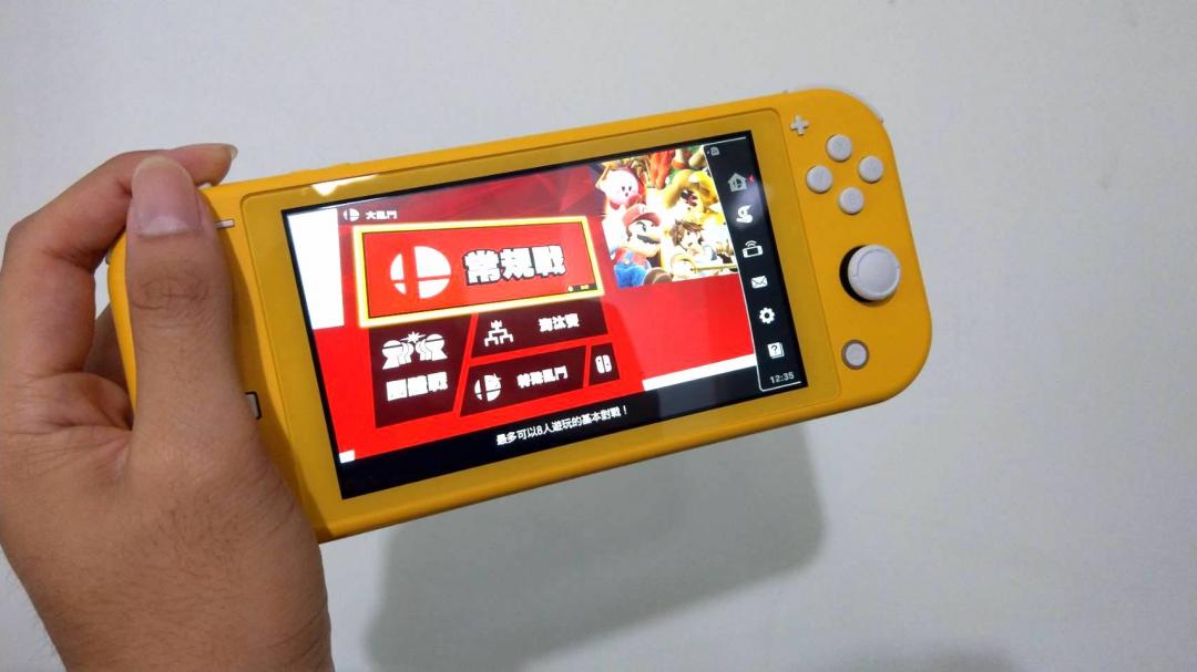 Switch Lite 一手可以輕鬆拿起,螢幕亮度略勝於 Switch。(圖/記者黃肇祥攝)