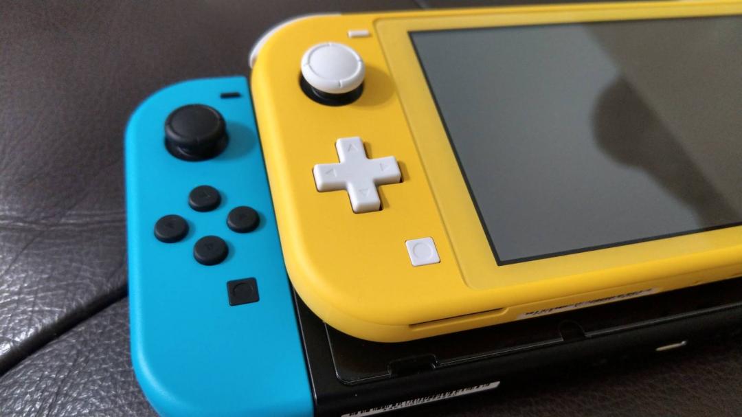 在向左上對齊後,Switch Lite 比 Switch 小了一圈。(圖/記者黃肇祥攝)