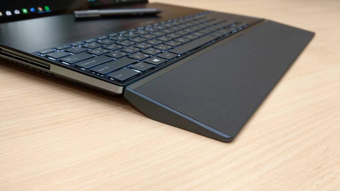 由於機身較厚，隨盒華碩提供了底座，方便靠手。