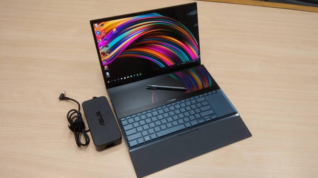 為了驅動怪物級效能，ZenBook Pro Duo 搭載一顆 230W 充電器，體積算是蠻大的，不過考慮到產品設計的受眾客群，難免在續航、體積上有些犧牲。另外，這次華碩還附贈一隻 Asus Pen 觸控筆。