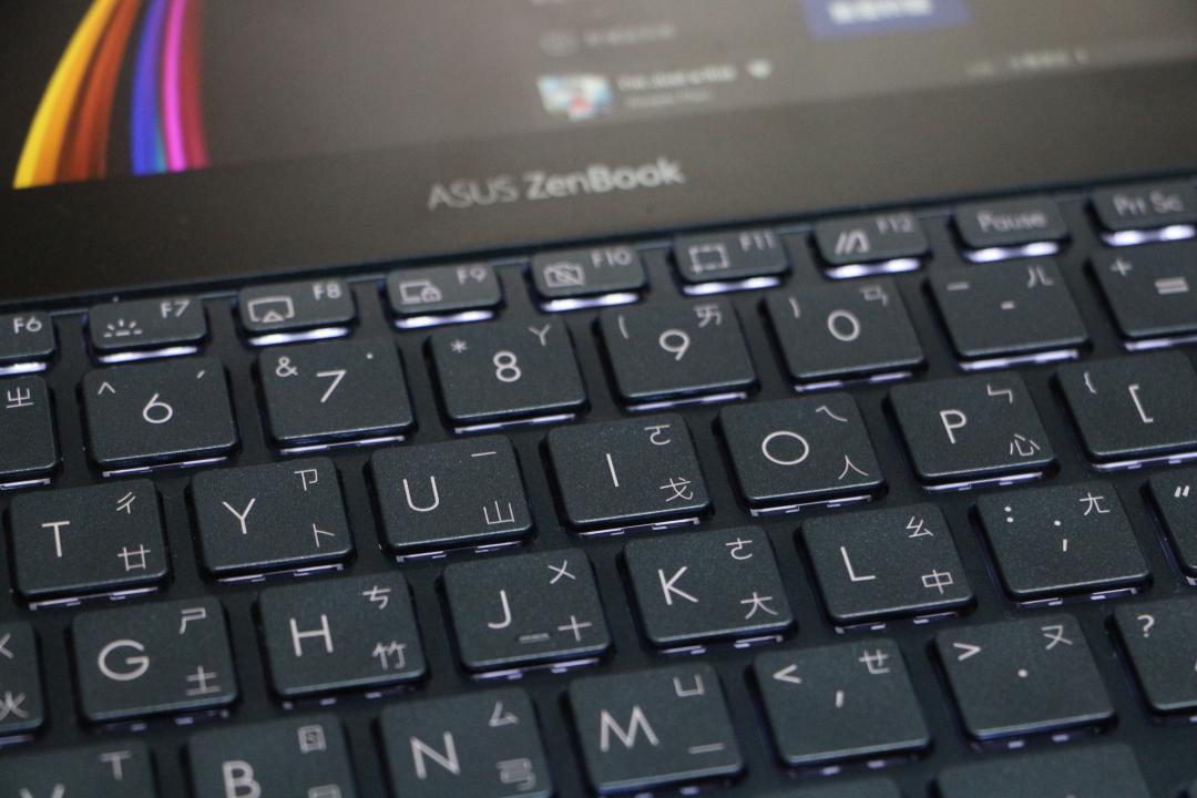 ZenBook Pro Duo 鍵盤帶有背光效果，在電腦底部還會發光，頗有 ROG 系列血統，帶有一絲悶騷的氣息。