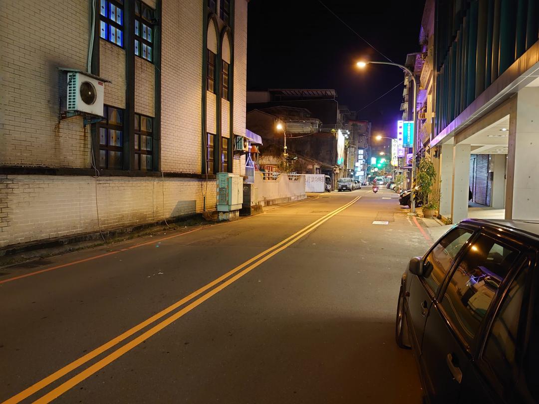 Xperia 5 拍攝夜間街景。