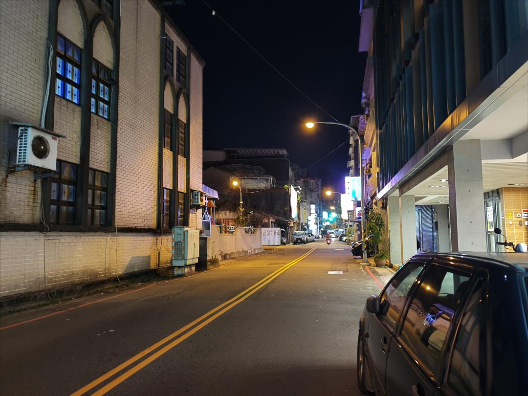 S10 拍攝夜間街景。