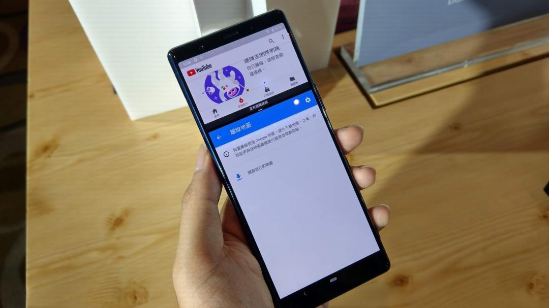 Xperia 5 使用分割螢幕比例得宜，加上側邊感應，單手就能順手使用。