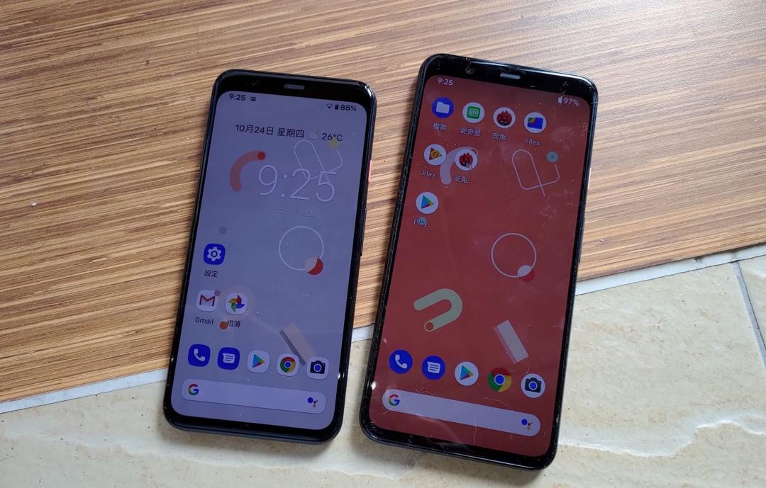 左為Pixel 4、5.7吋OLED；右為Pixel 4 XL、6.3吋OLED。（圖／記者劉惠琴攝）