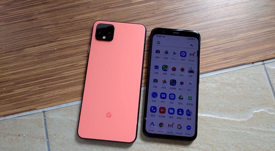 左為Pixel 4 XL 內建3700mAh電池容量；右為Pixel 4 電池容量為2800mAh。（圖／記者劉惠琴攝）