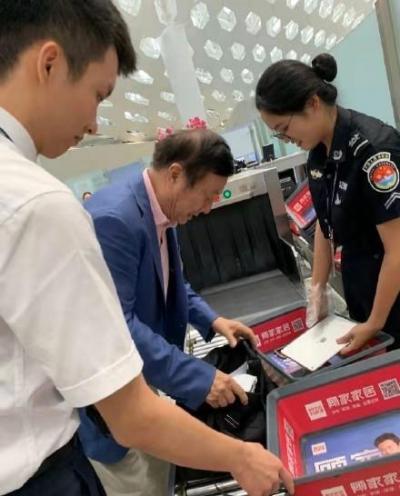 不只女兒愛蘋果 華為創辦人過安檢被拍到攜iPad 不只女兒愛蘋果 華為創辦人過安檢被拍到攜iPad