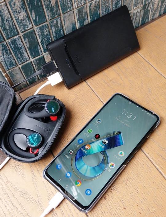 華碩Asus ZenPower 行動電源,採用大容量的10000mAh鋰離子聚合物電芯,並配備兩個USB-A輸出,支援最新高通 Quick Charge 3.0 快速充電。(圖/記者劉惠琴攝)