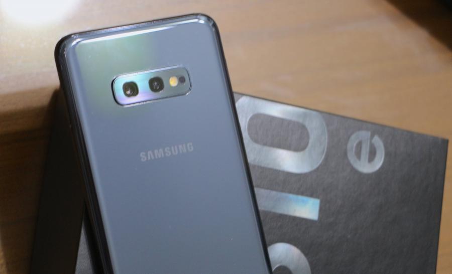 S10e 相對 S10,有較低的售價、旗艦性能,另外小號的機身也獲得一票愛好者支持。(圖/記者黃肇祥攝)