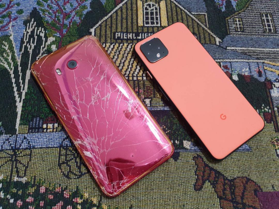 左為記者先前使用的 U11，因手滑背蓋已經是粉碎的狀態。（圖／記者黃肇祥攝）