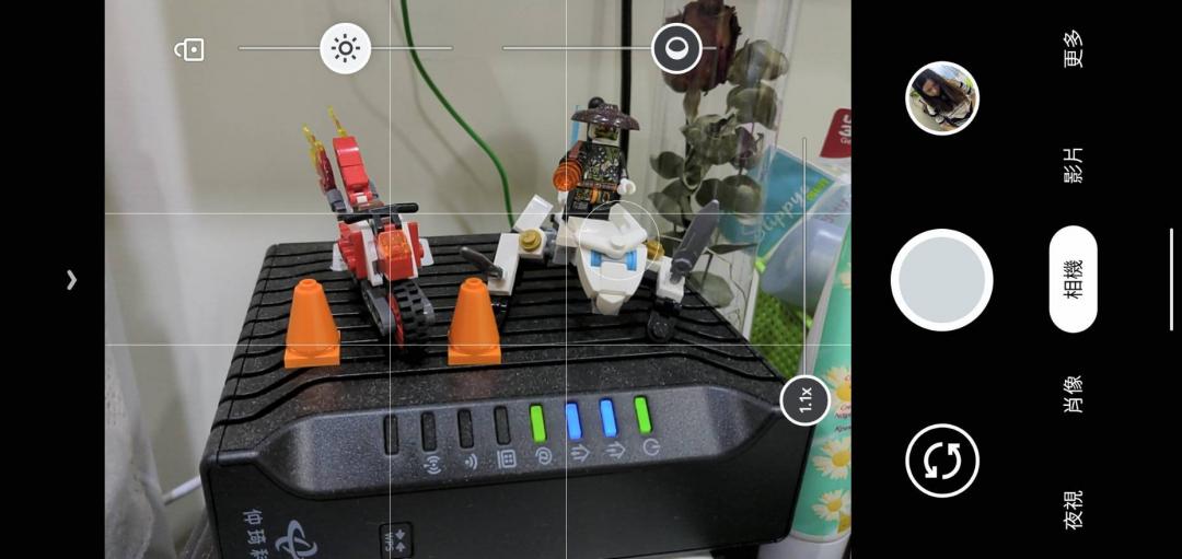 相機介面上方可看見兩條橫槓，可以調整亮部、暗部數值，效果會即時同步在螢幕上。（圖／記者黃肇祥攝）