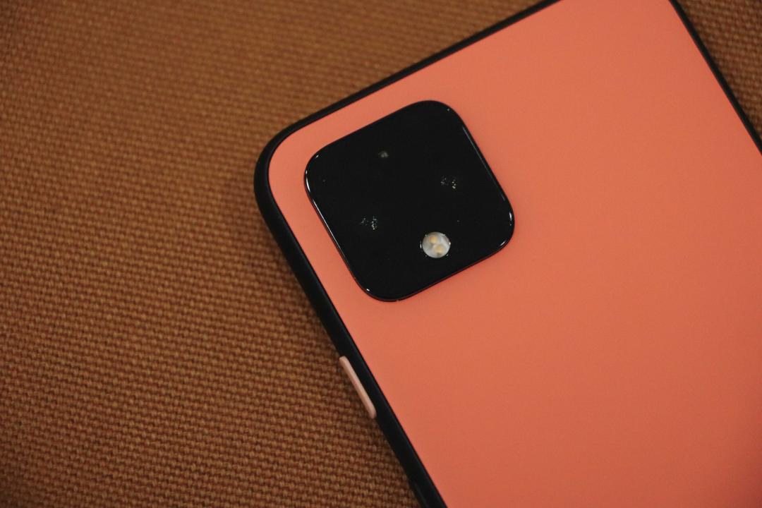 Pixel 4 採用與 iPhone 11 相同的方形相機模組。（圖／記者黃肇祥攝）