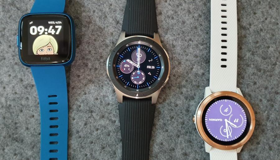 從左至右分別為,Fitbit Versa Lite、Galaxy Watch、Garmin vivoactive 3。(圖/記者黃肇祥攝)