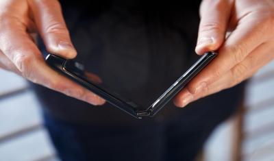 SIM卡插槽竟然消失了!MOTO RAZR 2019 摺疊超薄神機大復活 SIM卡插槽竟然消失了!MOTO RAZR 2019 摺疊超薄神機大復活