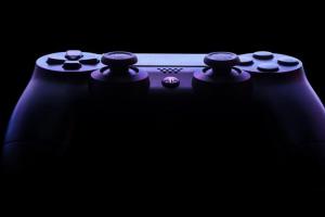 Sony PS5 實機照首曝光！機身驚見巨大「深 V」開孔