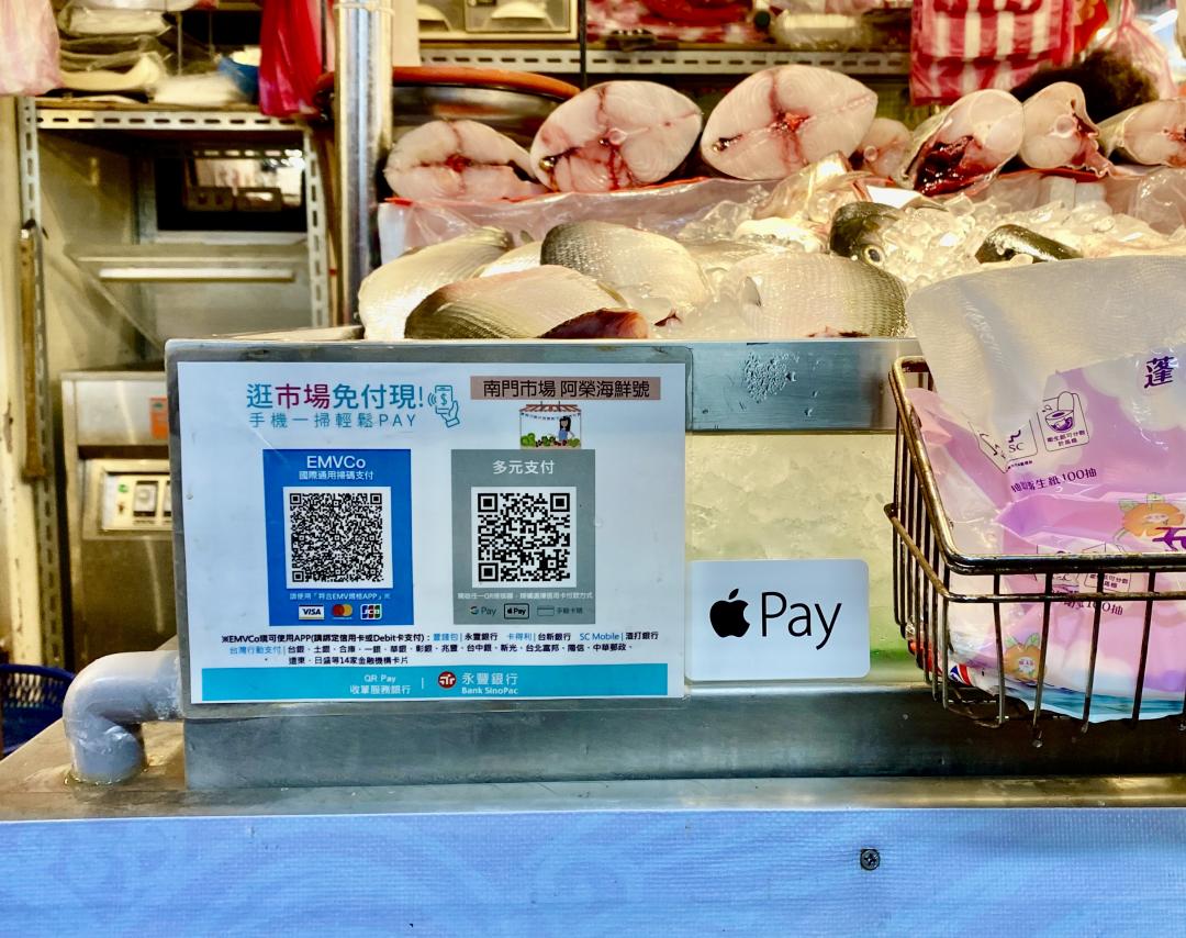攤商的 QRcode 共有兩種:右為包含 Apple Pay、Google Pay 在內的「多元支付」,而左方則是 EMVCo 通用 QRcode(圖/記者黃敬淳攝)