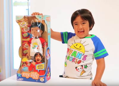 今年最會賺錢 YouTuber!8 歲男童年撈 7.8 億蟬聯冠軍 今年最會賺錢 YouTuber!8 歲男童年撈 7.8 億蟬聯冠軍