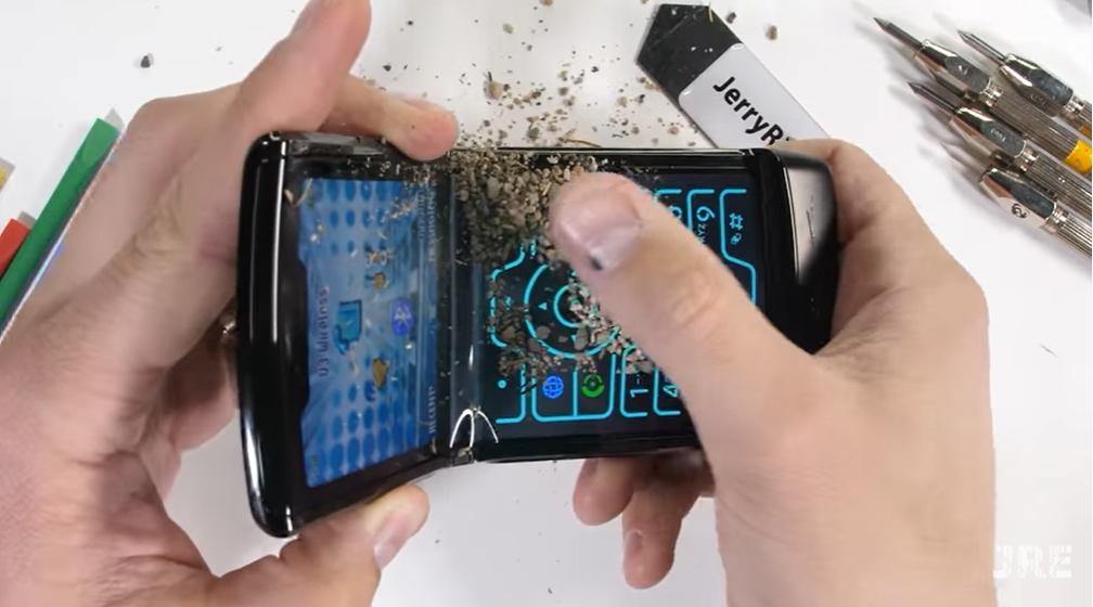 (圖片來源/擷取自 JerryRigEverything 2020 Moto RAZR極限測試影片)