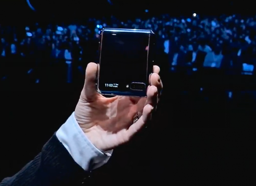 摺疊後的 Galaxy Z Flip 相當小巧（圖／翻攝自三星影片）