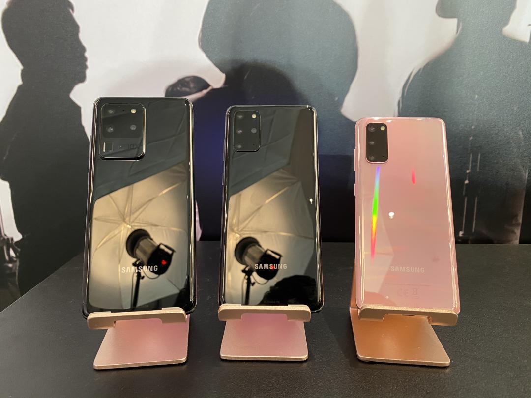 由右至左，依序為 Galaxy S20、S20+ 和 S20 Ultra 的背面，採用了與前代外觀差異不小的方塊式相機模組（圖／記者黃敬淳攝）