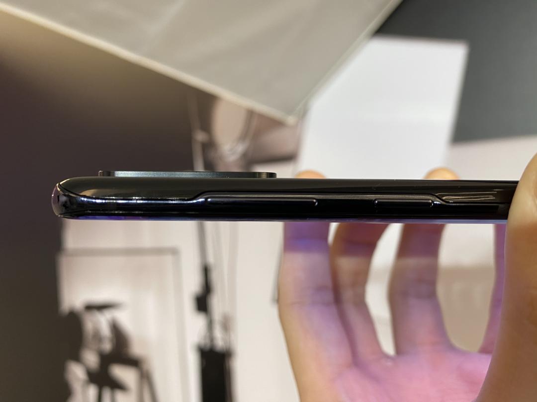 側面部份，S20 也調整了邊框結構，帶來一些和前代 S10 之間的視覺差異（圖／記者黃敬淳攝）