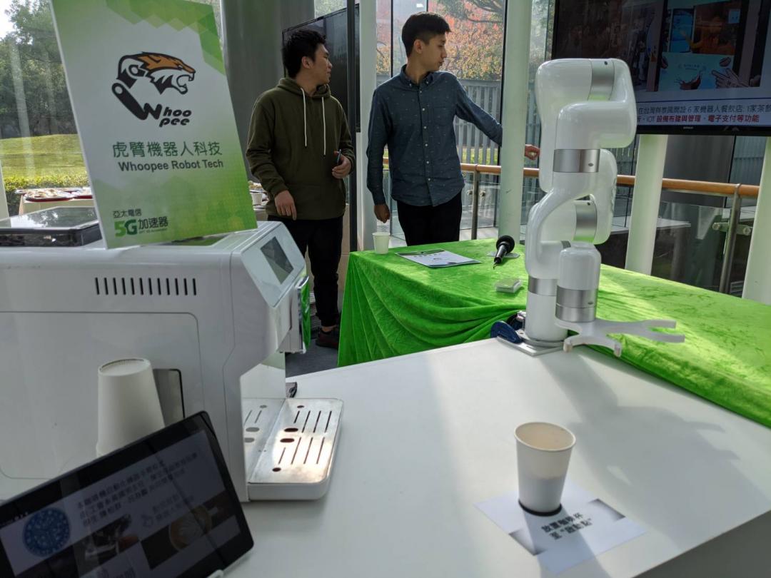 咖啡師透過遠短以 5G 連線機械手臂,可以即時調整配方,甚至進行更多元的互動,讓無人商店不只是販賣機。(圖/記者黃肇祥攝)
