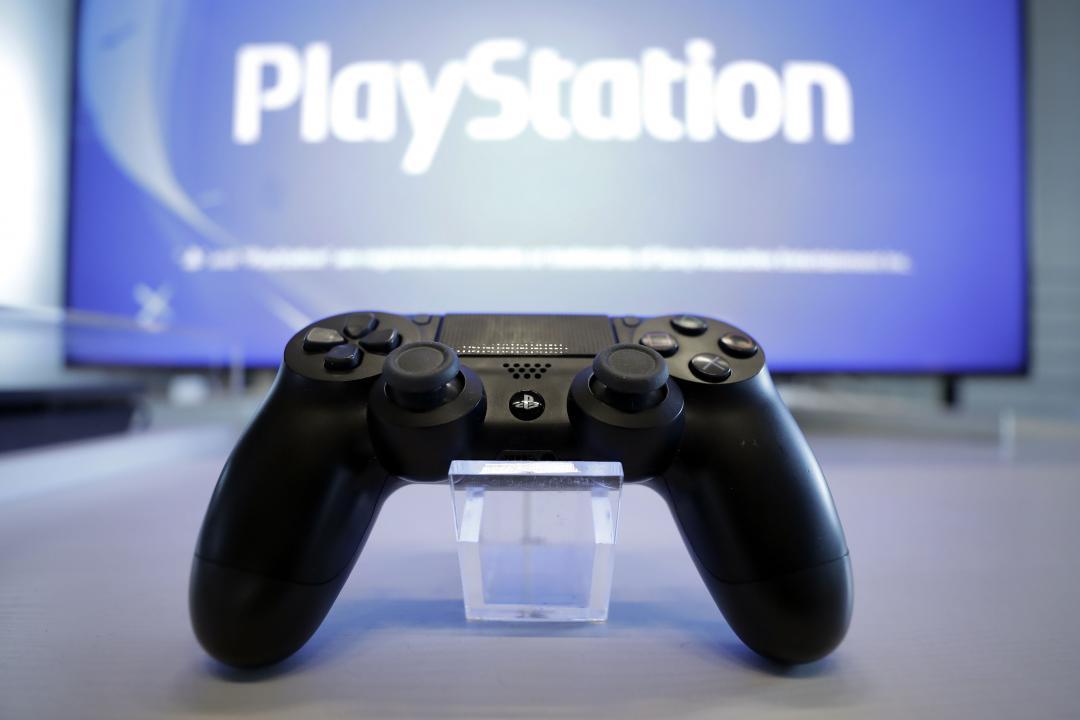 Sony 今日正式揭露次世代主機 PS5 完整硬體資訊,與微軟 Xbox 較勁意味濃厚。(圖/彭博)