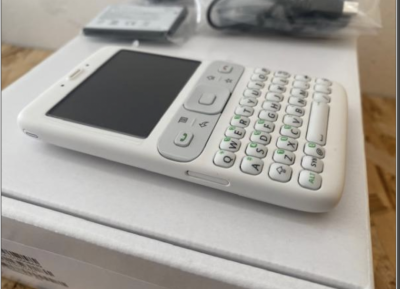 Android 神秘原型機首曝光!有超大鍵盤、還是由 HTC 操刀 Android 神秘原型機首曝光!有超大鍵盤、還是由 HTC 操刀