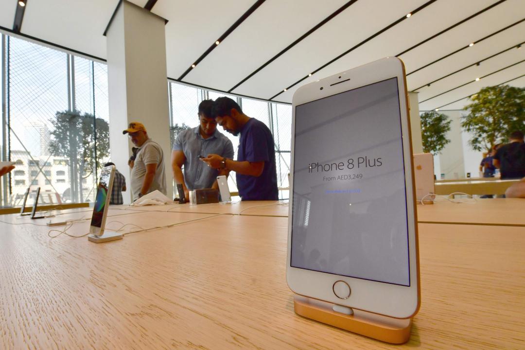 傳蘋果將近期推出第二代 iPhone SE 2 採用與 iPhone 8 相似的外觀設計,搭載4.7吋LCD螢幕,具備Touch ID指紋辨識的實體Home鍵。(圖/法新社)