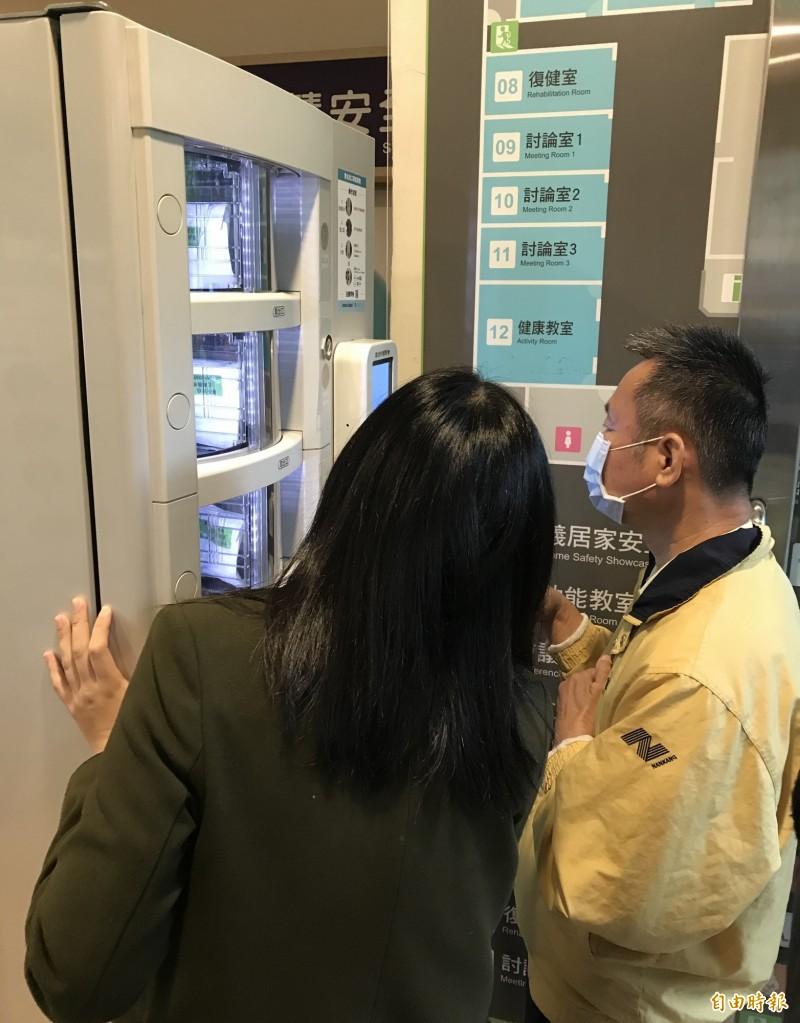 搶頭香的歐陽先生（右）今早六點半就來排隊。（記者蔡思培攝）