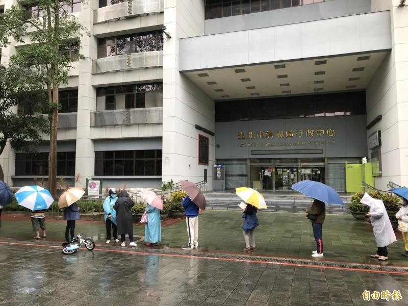 大批民眾排隊買口罩。（記者蔡思培攝）